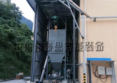 泥漿助劑噸袋拆包設(shè)備，噸包自動(dòng)破包機(jī)工作現(xiàn)場